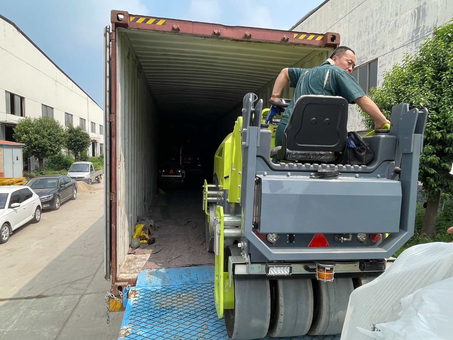 發往俄羅斯圣彼得堡20臺思拓瑞克雙鋼輪、鋼膠壓路機裝柜進行時···