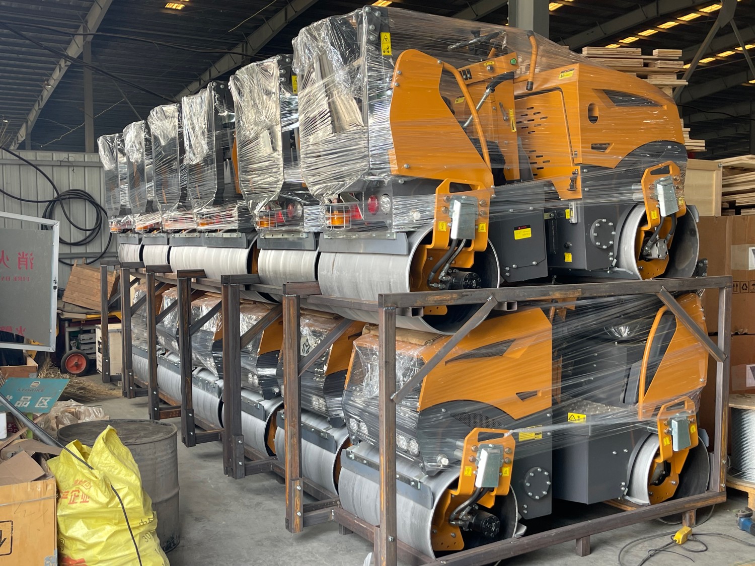 發往俄羅斯圣彼得堡20臺思拓瑞克雙鋼輪、鋼膠壓路機裝柜進行時···