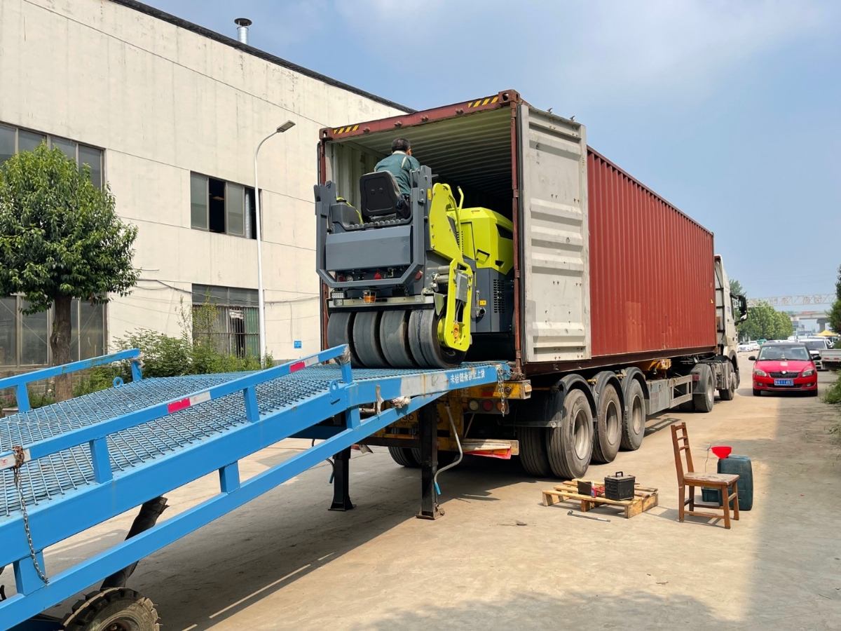 發往俄羅斯圣彼得堡20臺思拓瑞克雙鋼輪、鋼膠壓路機裝柜進行時···